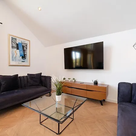 Penthouse Homestay *